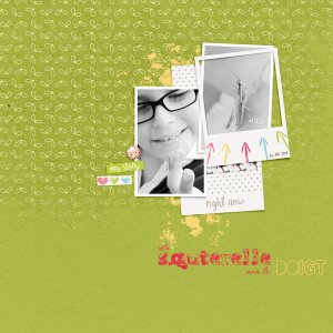 La sauterelle sur le doigt
